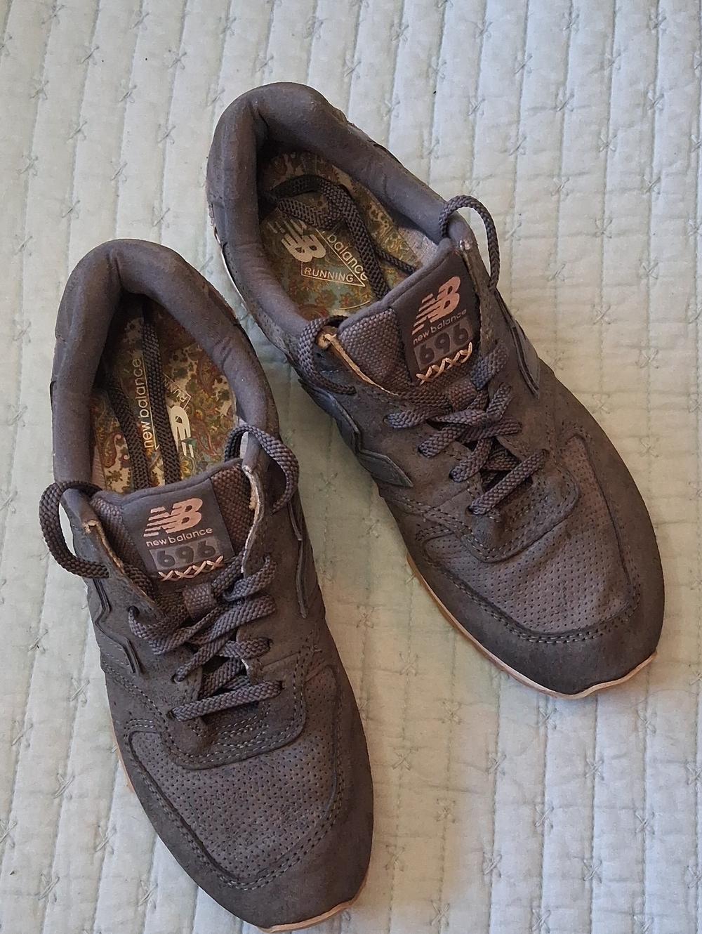 New Balance 696 Women's Sneaker Grey Suede Pink Stitching